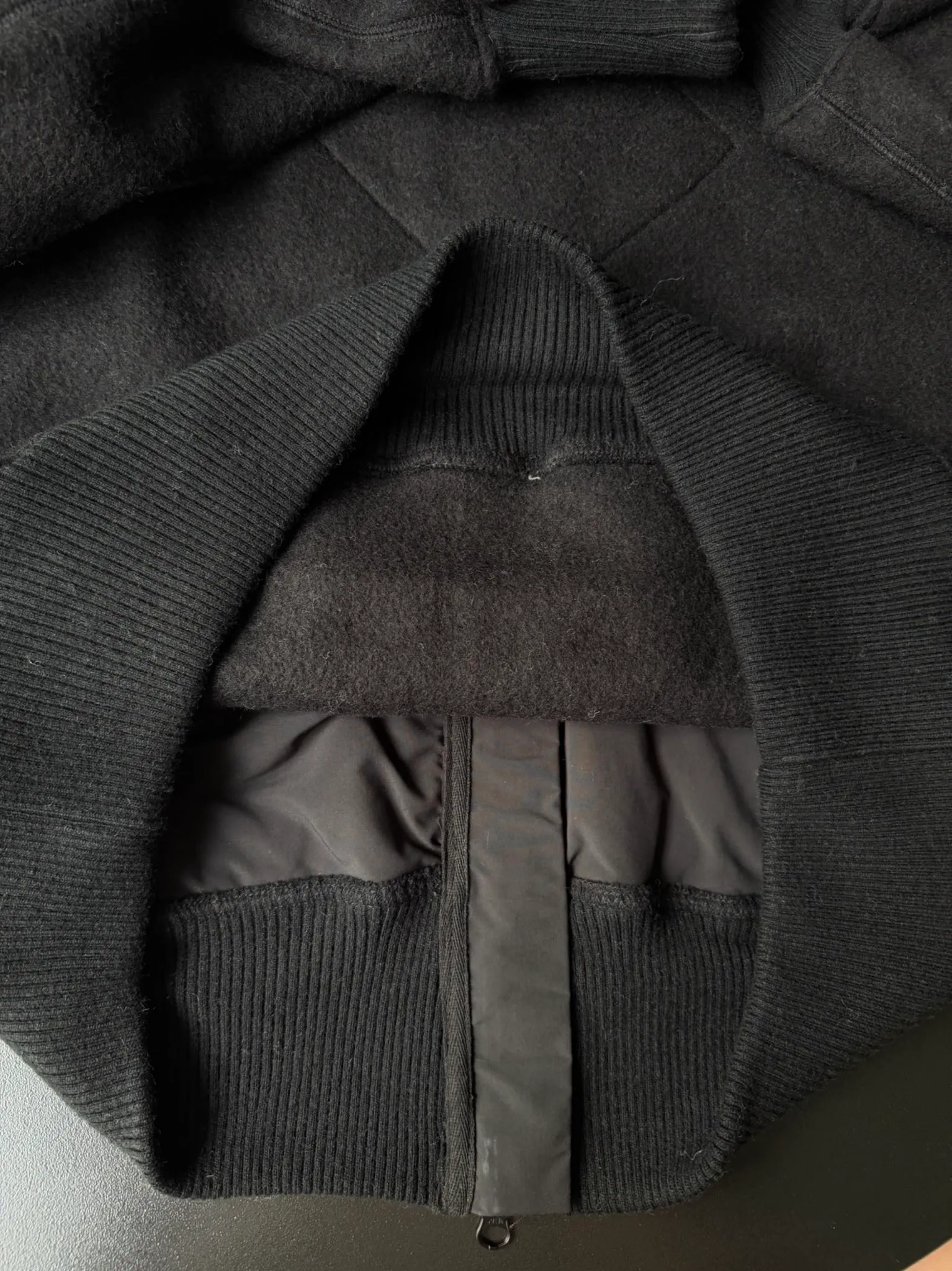 P660 Canada Goose Fleece Wool Badge Hooded Jacket Fabric selection: Wool fleece fabric blended with wool as the main body and a very small amount of spandex and polyester fiber. Wool is a core natural ingredient that provides unparalleled temperature regulation, antibacterial and anti-odor properties and a skin-friendly feel. The feeding of a small amount of spandex gives the fabric a certain degree of four-way elasticity, making it non-restrictive during daily activities. As the basis of fleece's structure, polyester fiber enhances the fabric's durability, wrinkle resistance and quick-drying properties. It contributes to the loft of the fleece and provides functions such as trapping air.  Detail 1: The sleeves and hem are closed with 2×2 ribbing. Its strong elasticity can closely fit wrists and waists of different thicknesses, forming an effective 'seal' to prevent cold wind from blowing back. It can still maintain its original shape after repeated stretching and use, and is not easy to loose and deform. And the ribbed cuffs can convey a sense of design and enhance the visual beauty.  Detail 2: The combination of hood design and elastic buckle improves warmth and windproof performance when wearing. Accessories: Customized elastic drawstring, elastic buckle, custom zipper pendant, custom armband Size: S M L Color: black gray coffee rice pink